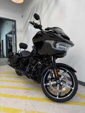 2024 Harley-Davidson® Road Glide® - Vivid Black (Black Finish)  thumb 3