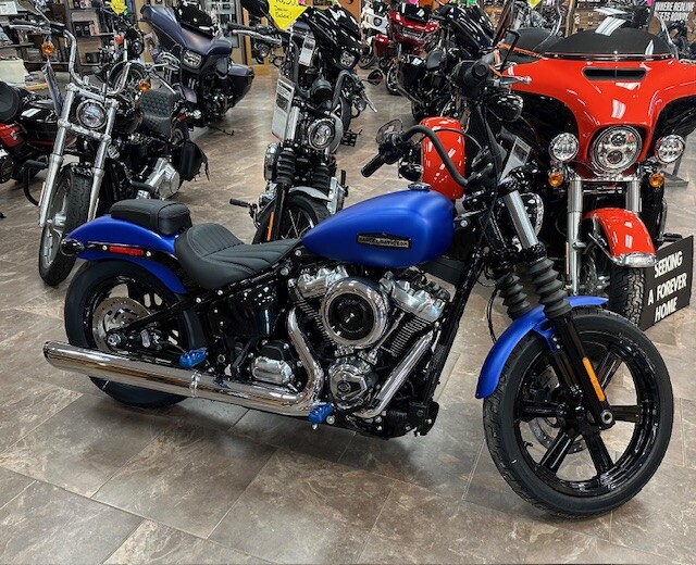 2026 Harley-Davidson® Street Bob® Aurora Blue Denim Chrome Cast Wheels