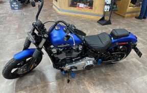 2026 Harley-Davidson® Street Bob® Aurora Blue Denim Chrome Cast Wheels thumb 3