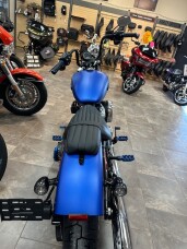 2026 Harley-Davidson® Street Bob® Aurora Blue Denim Chrome Cast Wheels thumb 2