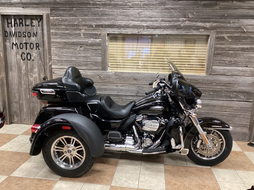 2017 Harley-Davidson® Tri Glide® Ultra Vivid Black