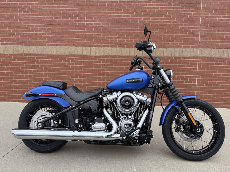 2026 Harley-Davidson® Street Bob® Aurora Blue Denim Chrome Cast Wheels