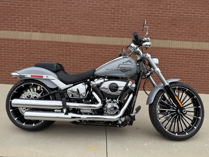 2026 Harley-Davidson® Breakout® Dark Billiard Gray Chrome Trim