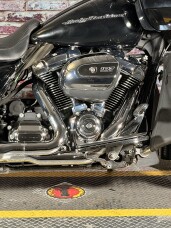 Harley-Davidson® Road Glide® 2018 FLTRX BLACK thumb 3