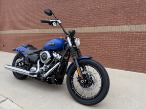 2026 Harley-Davidson® Street Bob® Aurora Blue Denim Chrome Cast Wheels thumb 2