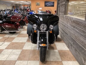 2017 Harley-Davidson® Tri Glide® Ultra Vivid Black thumb 3