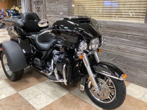 2017 Harley-Davidson® Tri Glide® Ultra Vivid Black thumb 2