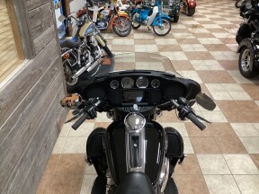 2017 Harley-Davidson® Tri Glide® Ultra Vivid Black thumb 1