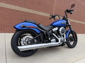 2026 Harley-Davidson® Street Bob® Aurora Blue Denim Chrome Cast Wheels thumb 1