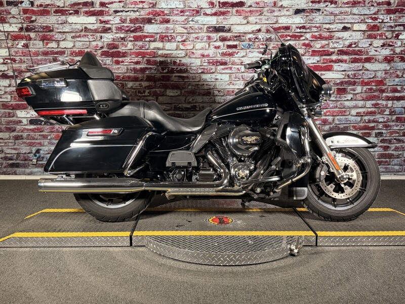 Harley-Davidson® Ultra Limited 2016 FLHTK BLACK W/PINSTRIPE