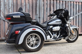 2019 Harley-Davidson® Tri Glide® Ultra FLHTCUTG thumb 1