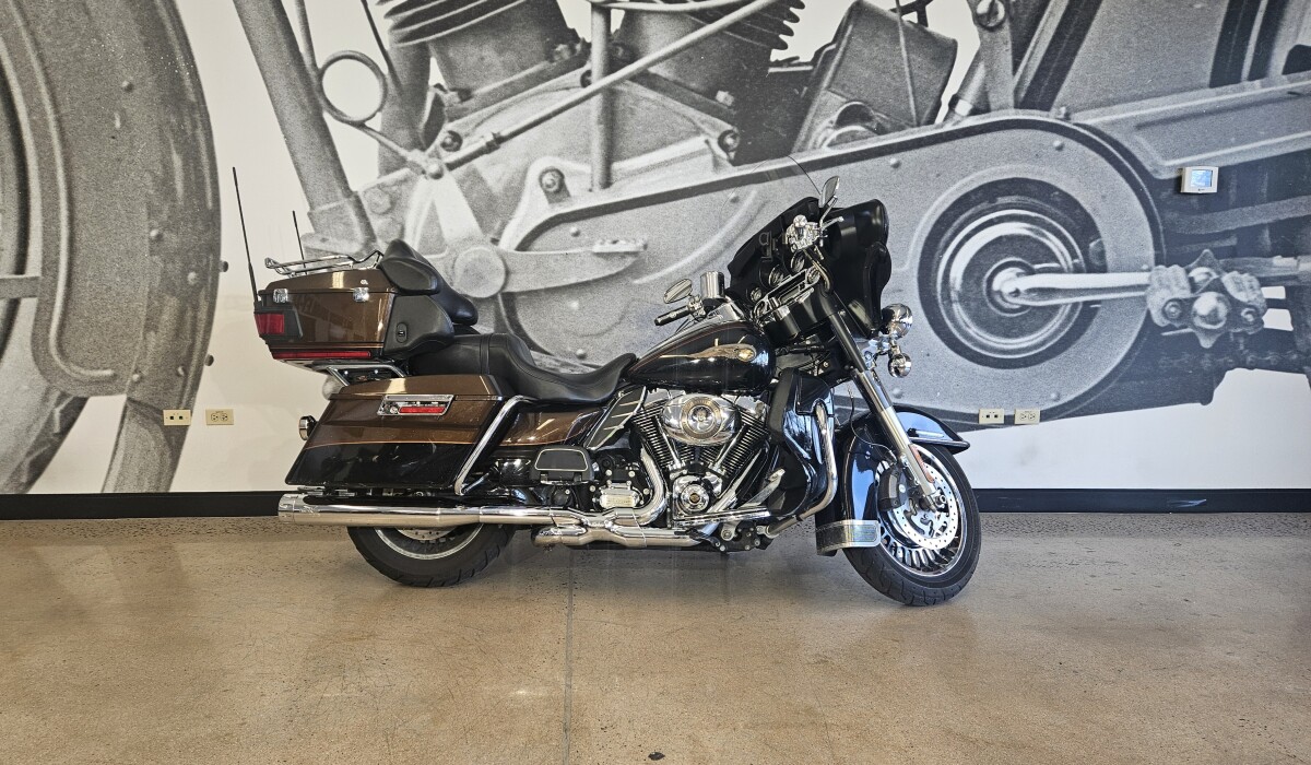 2013 CVO™ Ultra Classic® Electra Glide® 110th Anniversary Edition FLHTCUSE8-ANV
