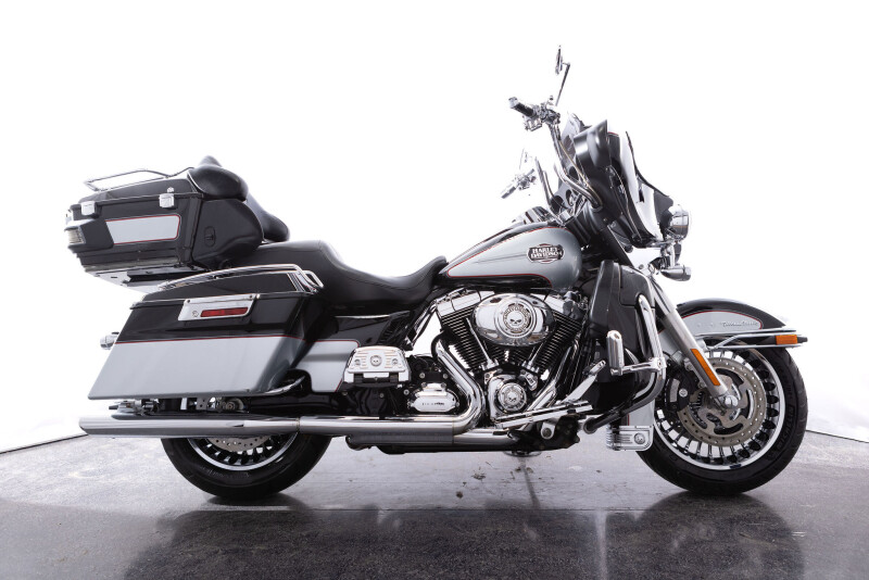 2011 Harley-Davidson® Electra Glide® Ultra Classic® Two-Tone Vivid Black/Brilliant Silver Pearl
