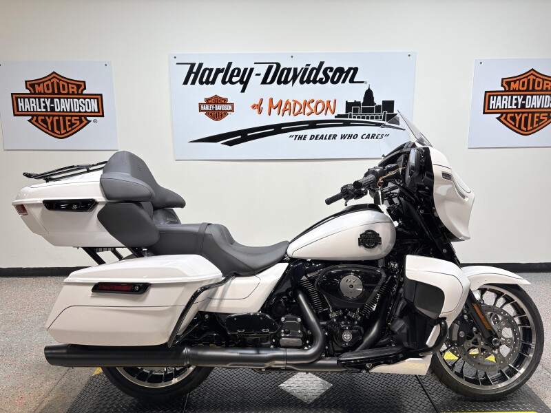 2026 FLHXL Harley-Davidson® Street Glide® White Onyx Pearl BLK Trim