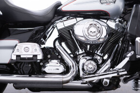 2011 Harley-Davidson® Electra Glide® Ultra Classic® Two-Tone Vivid Black/Brilliant Silver Pearl thumb 2