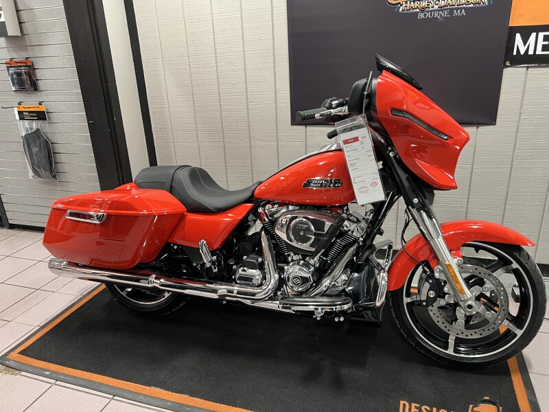 2026 Harley-Davidson® Street Glide® Blood Orange Chrome Trim