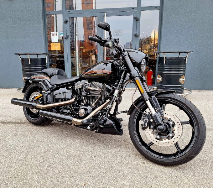 2017 Harley-Davidson® CVO™ Pro Street Breakout® Starfire Black/Starfire Black