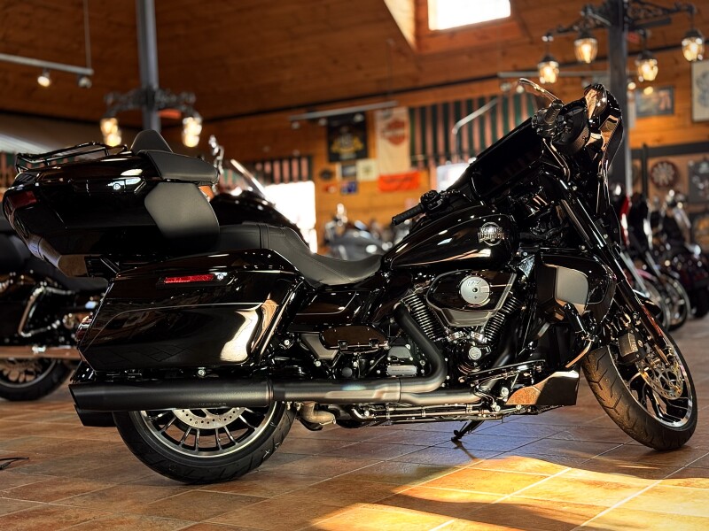 2026 Harley-Davidson® Street Glide Limited Vivid Black Black Trim