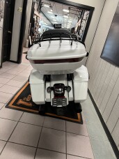 2026 Harley-Davidson® Street Glide Limited White Onyx Pearl Black Trim thumb 2