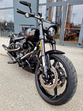 2017 Harley-Davidson® CVO™ Pro Street Breakout® Starfire Black/Starfire Black thumb 2