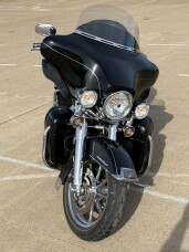 2011 Harley-Davidson® Electra Glide® Ultra Limited Vivid Black thumb 2