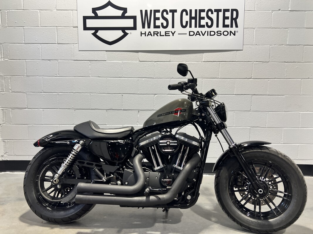 2016 Harley-Davidson® Roadster™ Vivid Black & Charcoal Denim