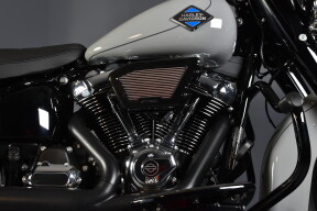 2025 Harley-Davidson® Heritage Classic FLHC thumb 2