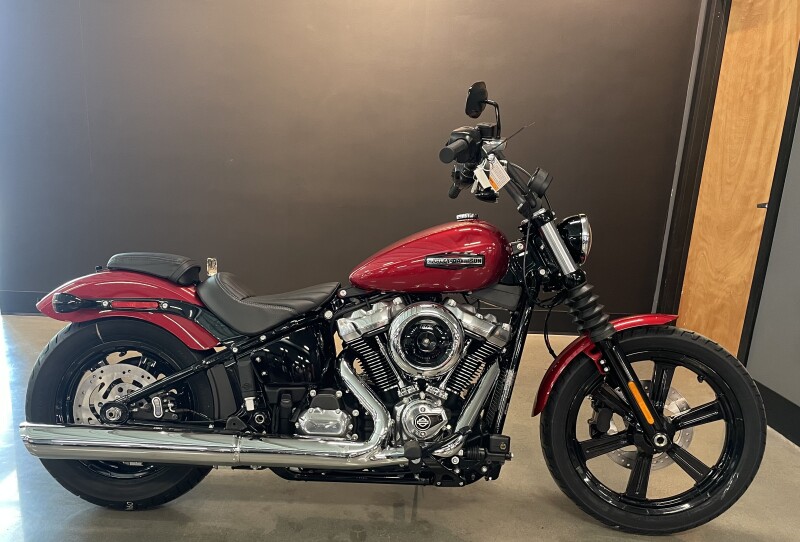 2026 Harley-Davidson® Street Bob® Brilliant Red Chrome Cast Wheels
