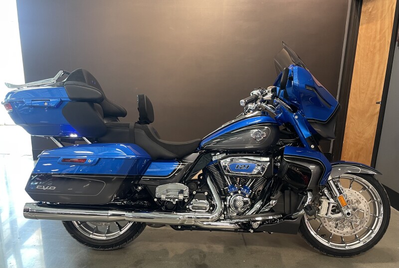 2026 Harley-Davidson® CVO Street Glide Limited Electric Coast CVO Two-Tone