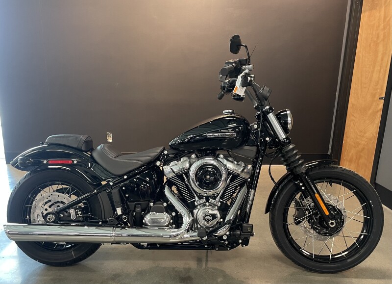 2026 Harley-Davidson® Street Bob® Vivid Black Chrome Laced Wheels