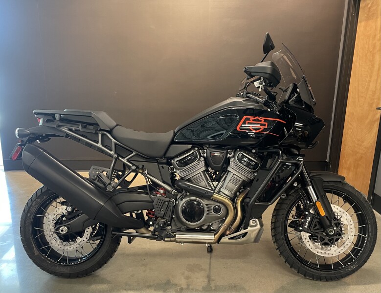 2026 Harley-Davidson® Pan America® 1250 Special Vivid Black Black Laced Wheels