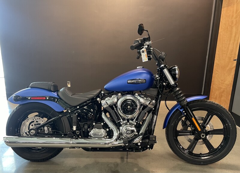 2026 Harley-Davidson® Street Bob® Aurora Blue Denim Chrome Cast Wheels