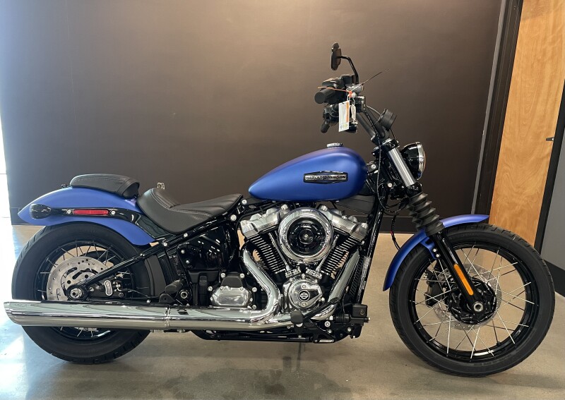 2026 Harley-Davidson® Street Bob® Aurora Blue Denim Chrome Laced Wheels