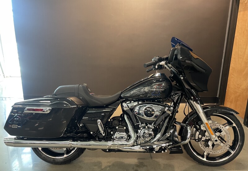 2026 Harley-Davidson® Street Glide® Midnight Ember Chrome Trim