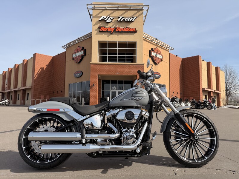 H-D® Road Glide® vs Indian Challenger | Pig Trail Harley-Davidson®