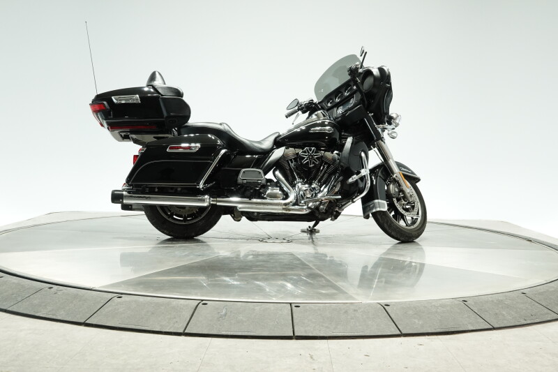 2016 HARLEY-DAVIDSON FLHTCU ELECTRA GLIDE ULTRA CLASSIC in Vivid Black with 16947 miles
