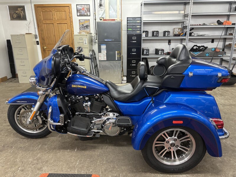 2017 Harley-Davidson® Tri Glide® Ultra Custom Colour Bonneville Blue/Fathom Blue