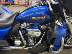 2017 Harley-Davidson® Tri Glide® Ultra Custom Colour Bonneville Blue/Fathom Blue thumb 2
