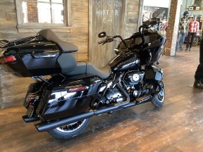 Harley-Davidson® Road Glide Limited 2026 FLTRXL T14-26 Vivid Black Black Trim thumb 2