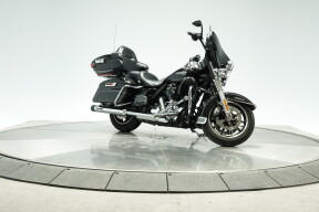 2016 HARLEY-DAVIDSON FLHTCU ELECTRA GLIDE ULTRA CLASSIC in Vivid Black with 16947 miles thumb 3