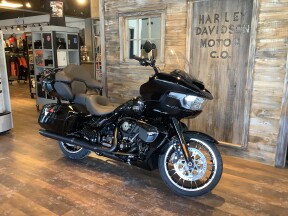 Harley-Davidson® Road Glide Limited 2026 FLTRXL T14-26 Vivid Black Black Trim thumb 3