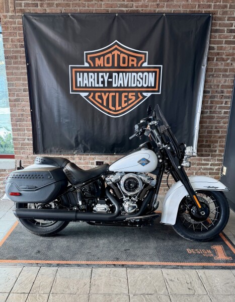 2025 Harley-Davidson<sup>®</sup> Heritage Classic FLHC WHITE ONYX PEARL