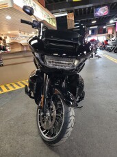 2026 Harley-Davidson® Road Glide Limited Vivid Black Black Trim thumb 2