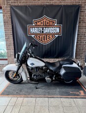 2025 Harley-Davidson<sup>®</sup> Heritage Classic FLHC WHITE ONYX PEARL thumb 0