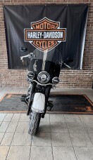 2025 Harley-Davidson<sup>®</sup> Heritage Classic FLHC WHITE ONYX PEARL thumb 2