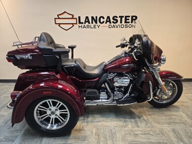 2017 Harley-Davidson® Tri Glide® Ultra T/T Mys Red Sunglo/Velocity Red Sunglo FLHTCUTG