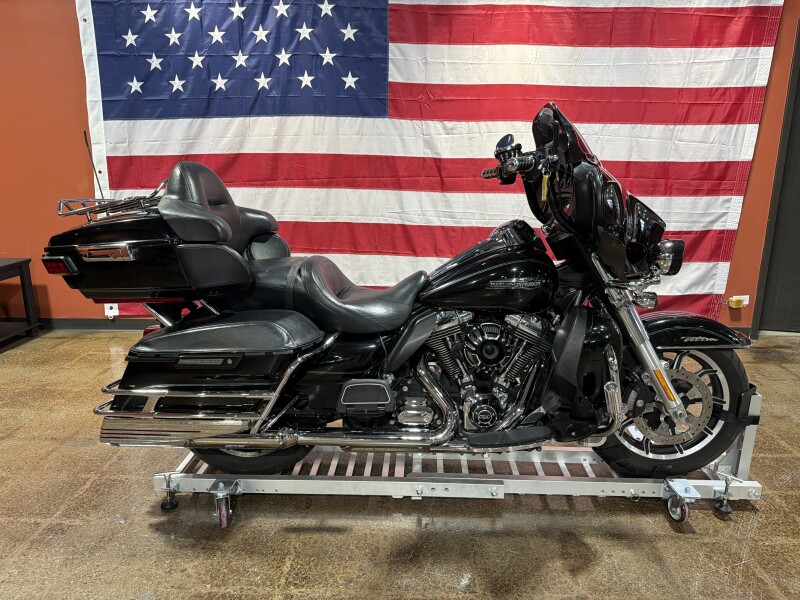 Harley-Davidson® Electra Glide® Ultra Classic™ 2015 FLHTCU VIVID BLACK