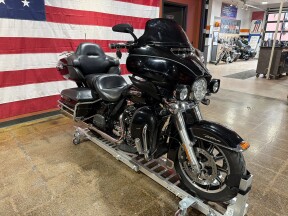 Harley-Davidson® Electra Glide® Ultra Classic™ 2015 FLHTCU VIVID BLACK thumb 2