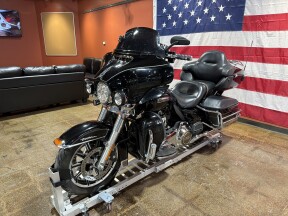 Harley-Davidson® Electra Glide® Ultra Classic™ 2015 FLHTCU VIVID BLACK thumb 0