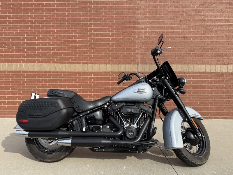 2024 Harley-Davidson® Heritage Classic Atlas Silver Metallic - Black Finish